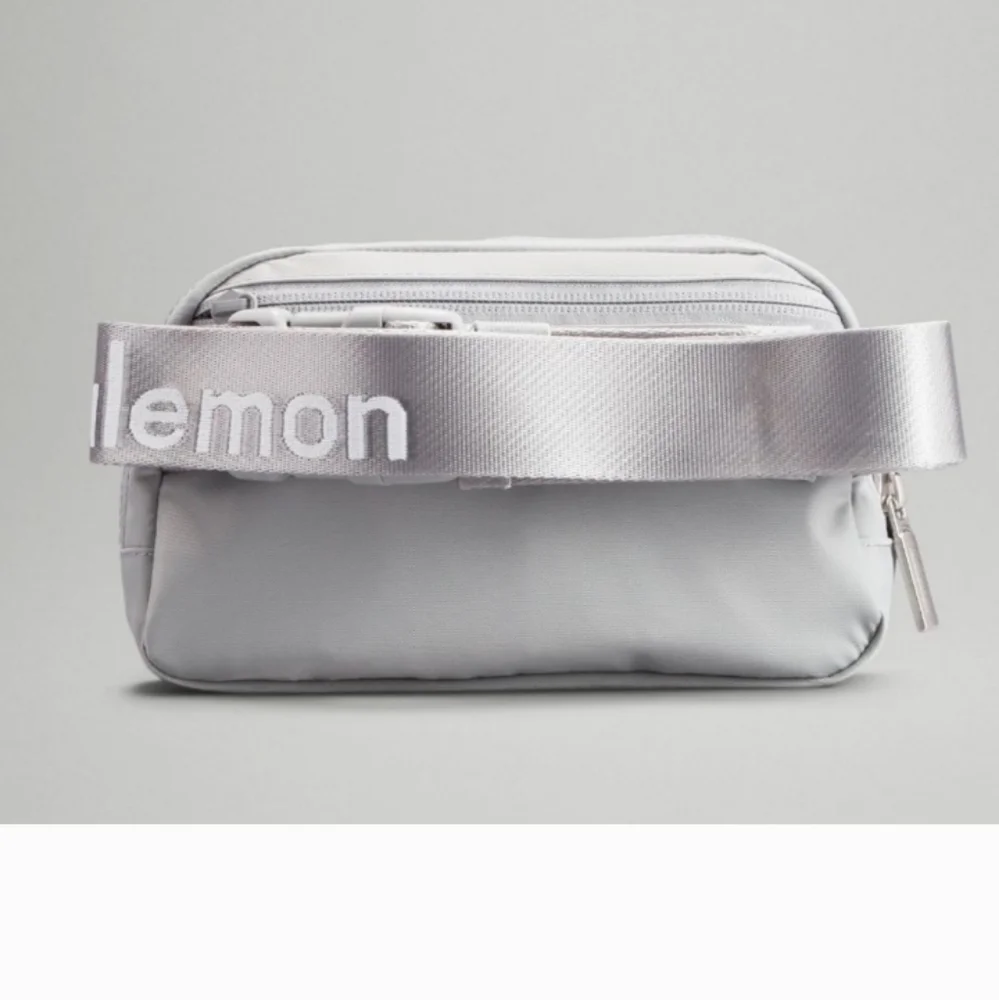 LULULEMON SILVER GREY BELT BAG NWT 🏷✨️ - Picture 5 of 8